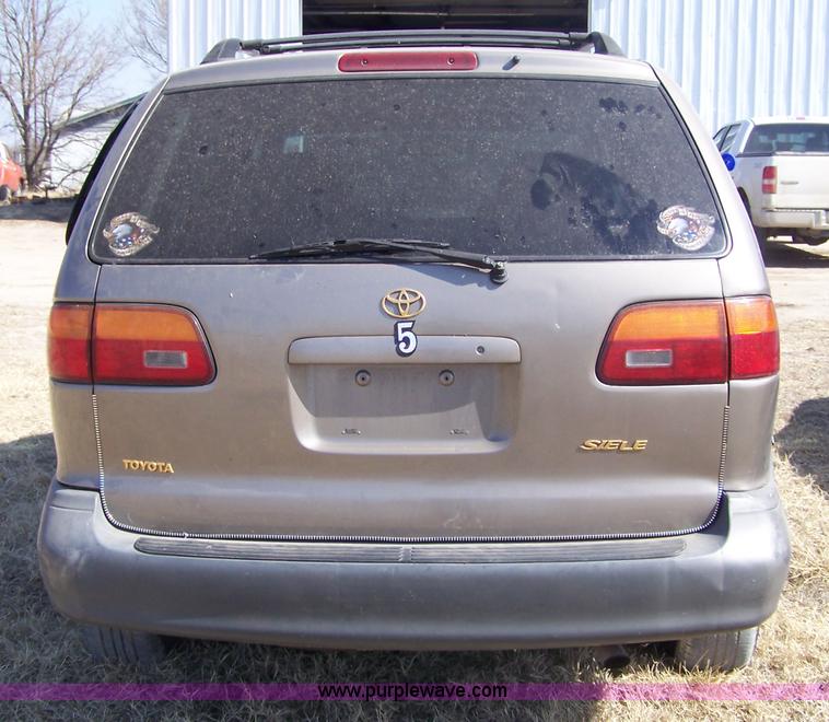 image for item 7280 1998 Toyota Sienna LE van