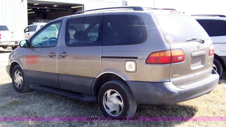 image for item 7280 1998 Toyota Sienna LE van