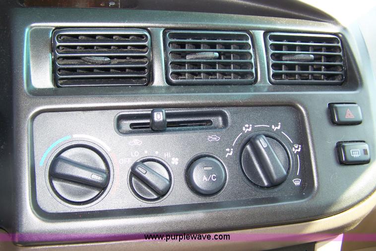 image for item 7280 1998 Toyota Sienna LE van