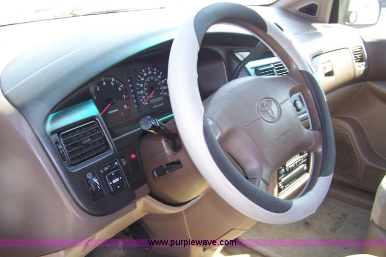image for item 7280 1998 Toyota Sienna LE van