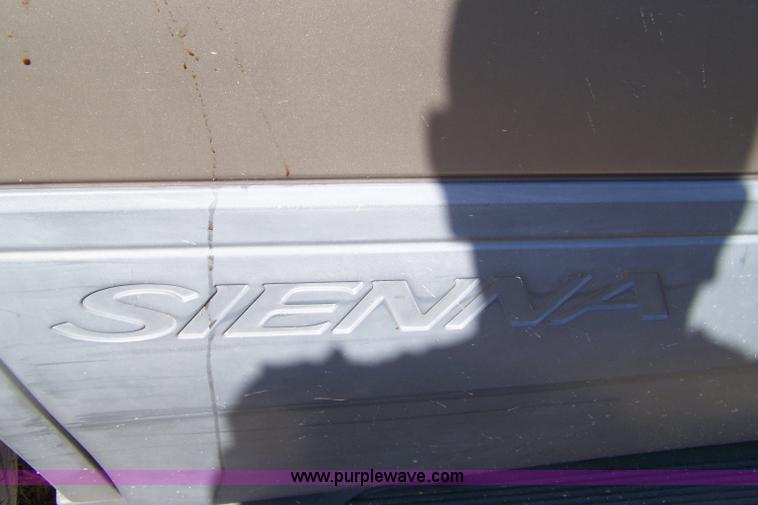 image for item 7280 1998 Toyota Sienna LE van