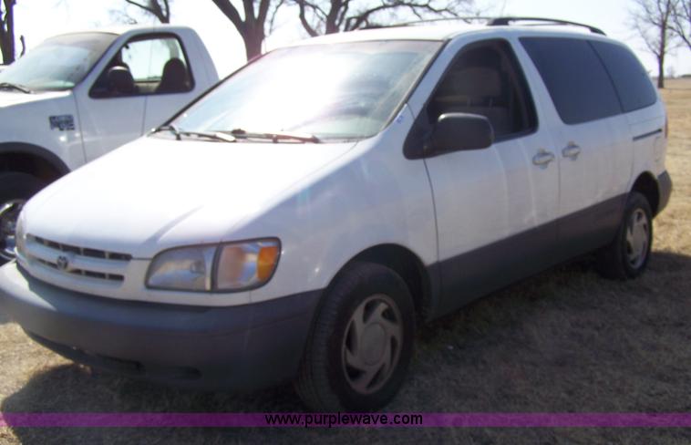 image for item 7281 2000 Toyota Sienna LE van
