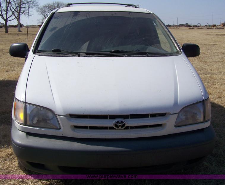 image for item 7281 2000 Toyota Sienna LE van