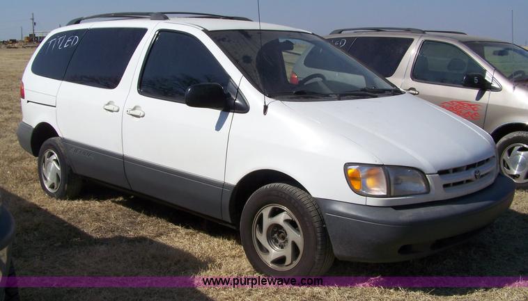 image for item 7281 2000 Toyota Sienna LE van