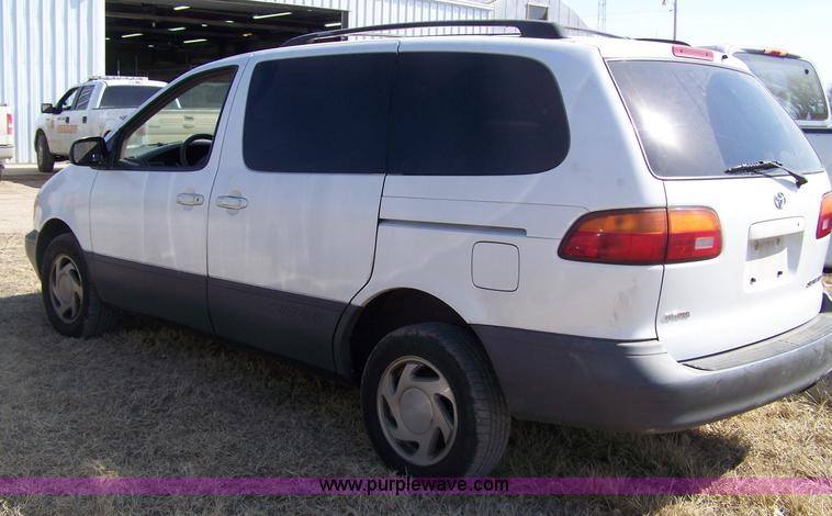 image for item 7281 2000 Toyota Sienna LE van