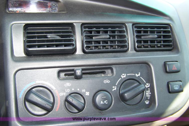 image for item 7281 2000 Toyota Sienna LE van