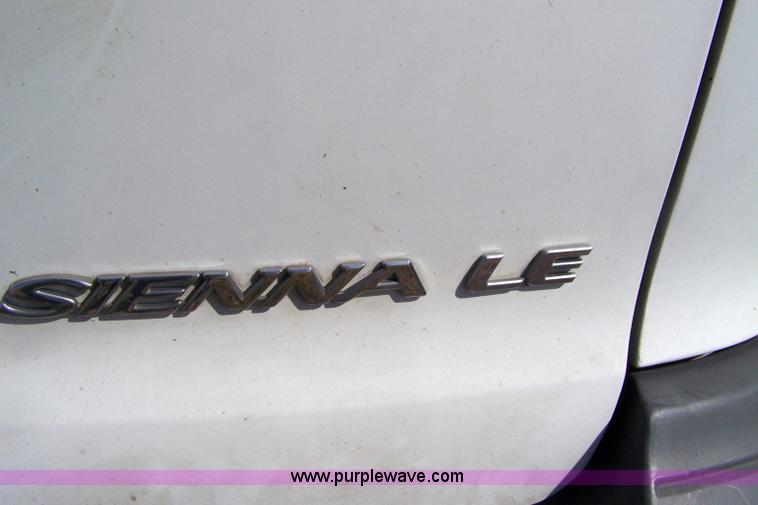 image for item 7281 2000 Toyota Sienna LE van
