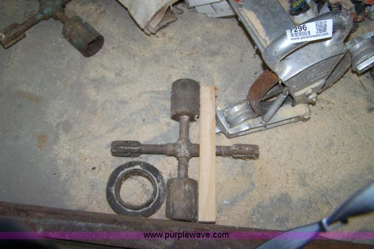 image for item 7296 Assorted oil production equipment