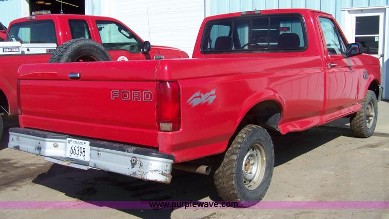 image for item 7326 1995 Ford F150 XL pickup truck
