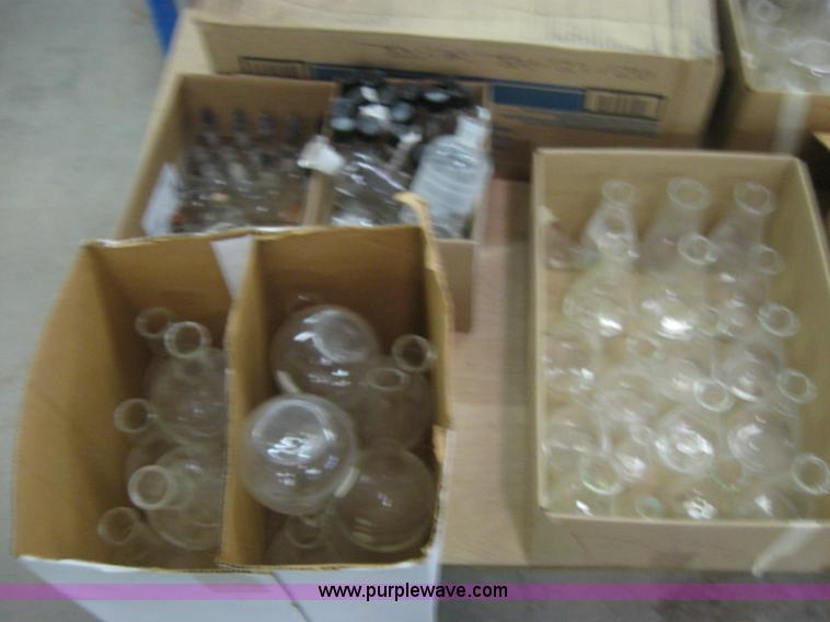 image for item 8517 Assorted science laboratory glassware