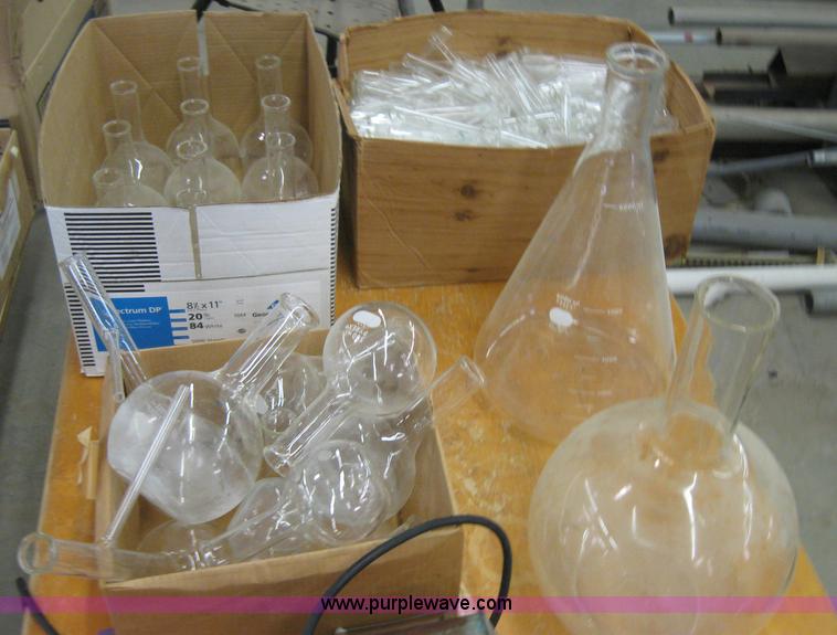 image for item 8517 Assorted science laboratory glassware