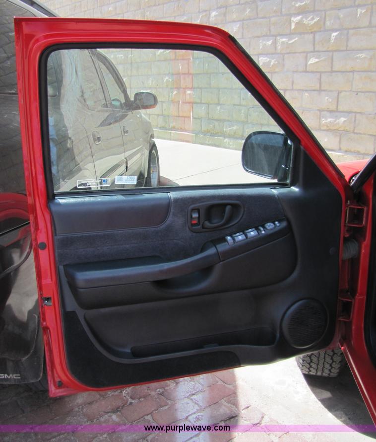 image for item 8662 2000 Chevrolet Blazer LS SUV