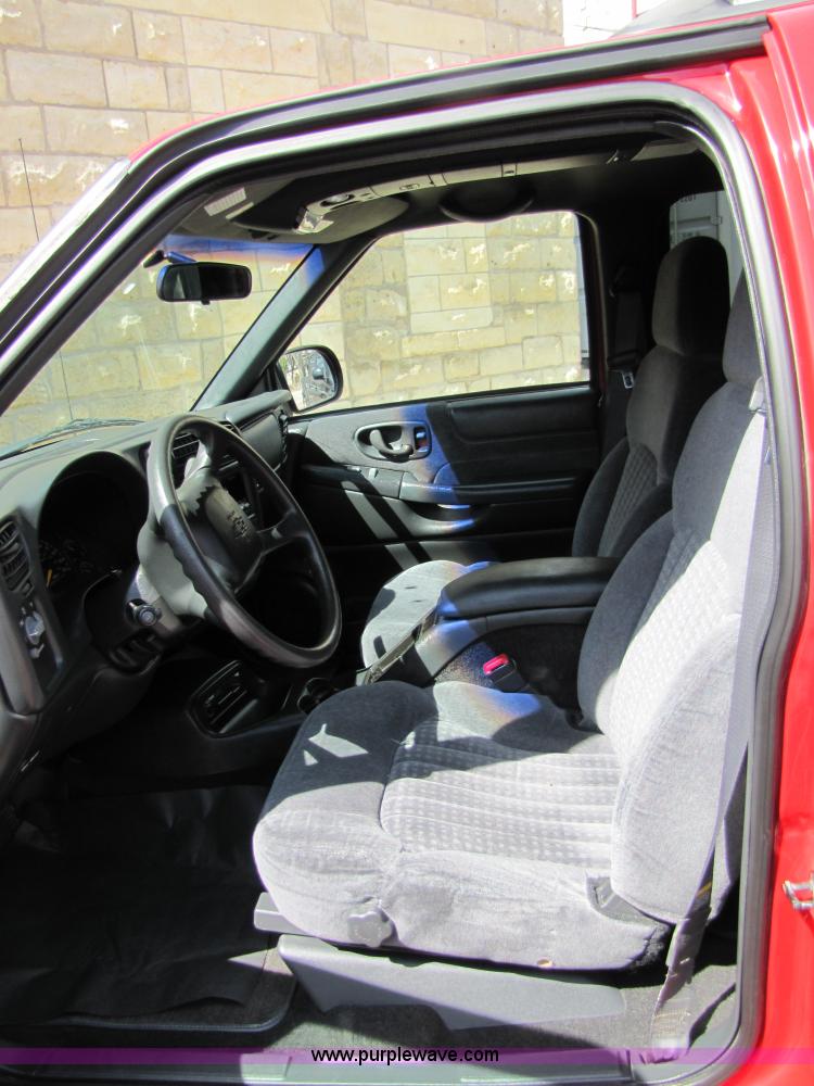 image for item 8662 2000 Chevrolet Blazer LS SUV