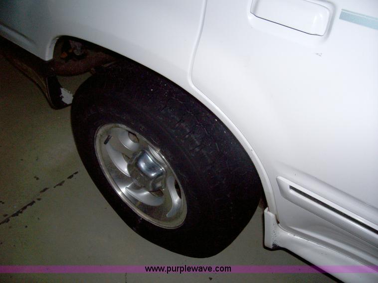 image for item 8688 1998 Ford Explorer XLT