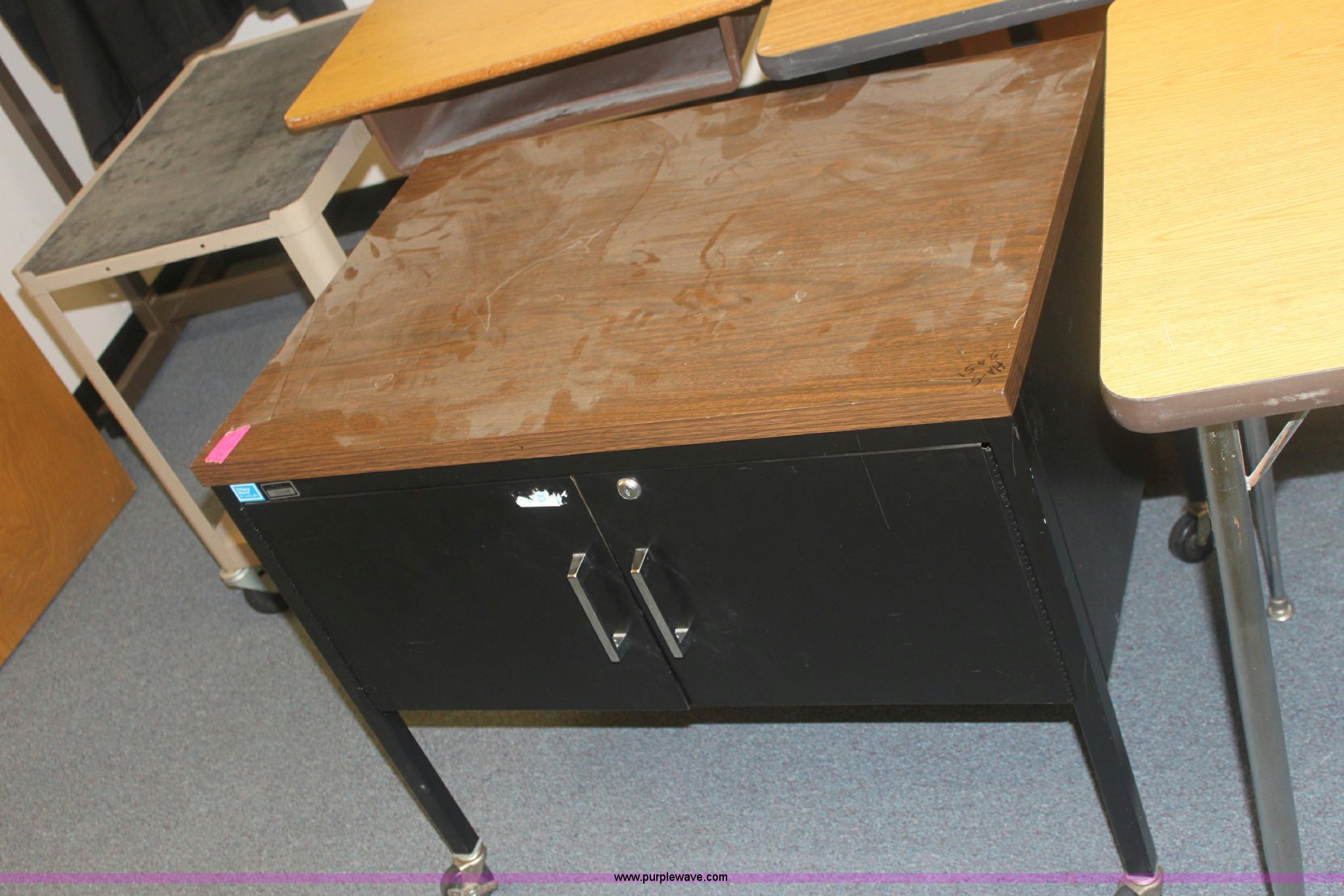 Assorted office furniture in Wichita, KS Item 6088 sold Purple Wave