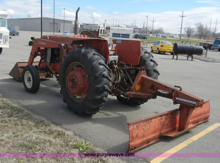 image for item 2318 1972 Massey-Ferguson 165 tractor with loader