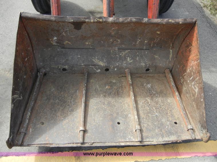 image for item 2318 1972 Massey-Ferguson 165 tractor with loader