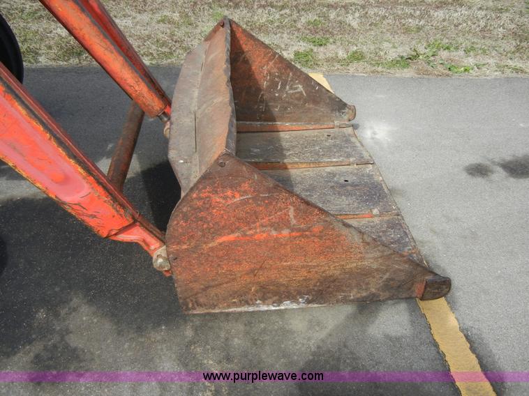 image for item 2318 1972 Massey-Ferguson 165 tractor with loader