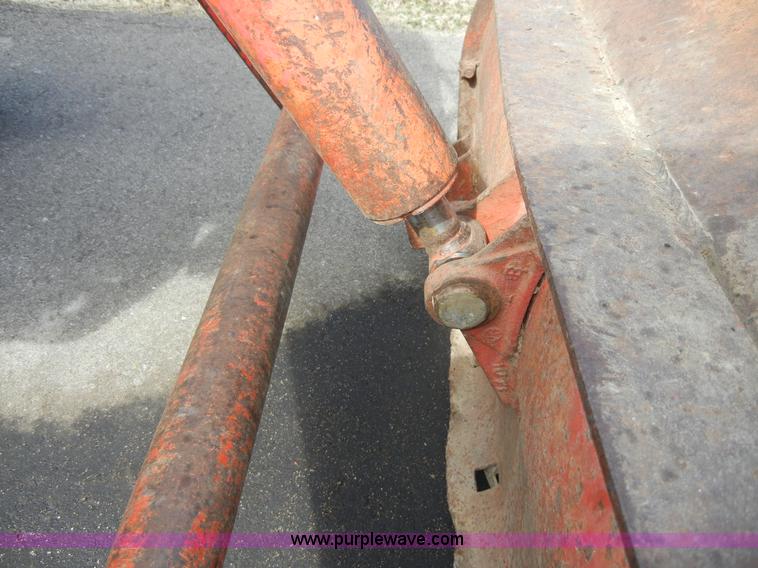 image for item 2318 1972 Massey-Ferguson 165 tractor with loader