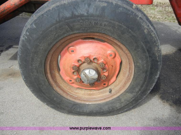 image for item 2318 1972 Massey-Ferguson 165 tractor with loader