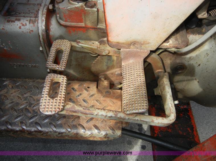 image for item 2318 1972 Massey-Ferguson 165 tractor with loader