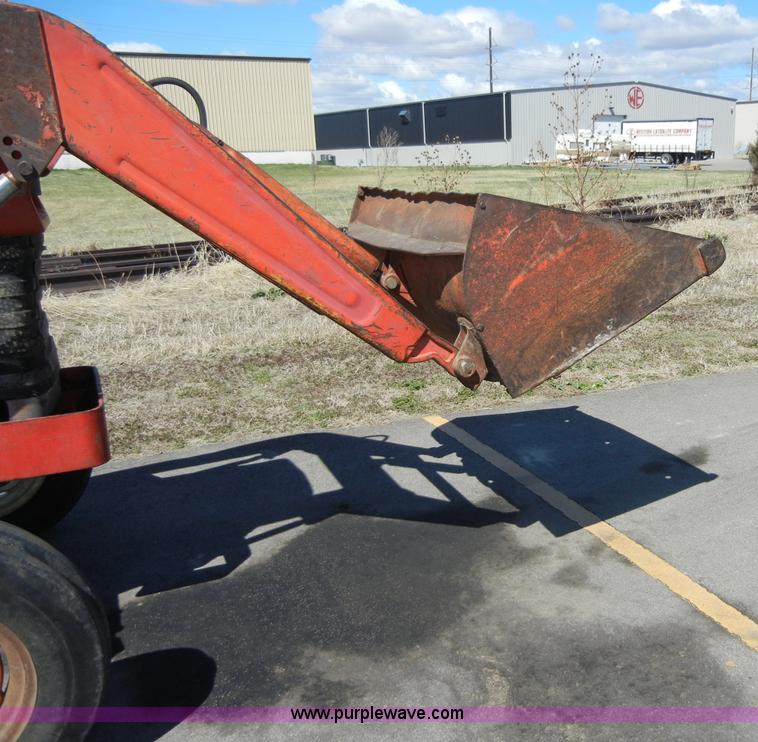 image for item 2318 1972 Massey-Ferguson 165 tractor with loader