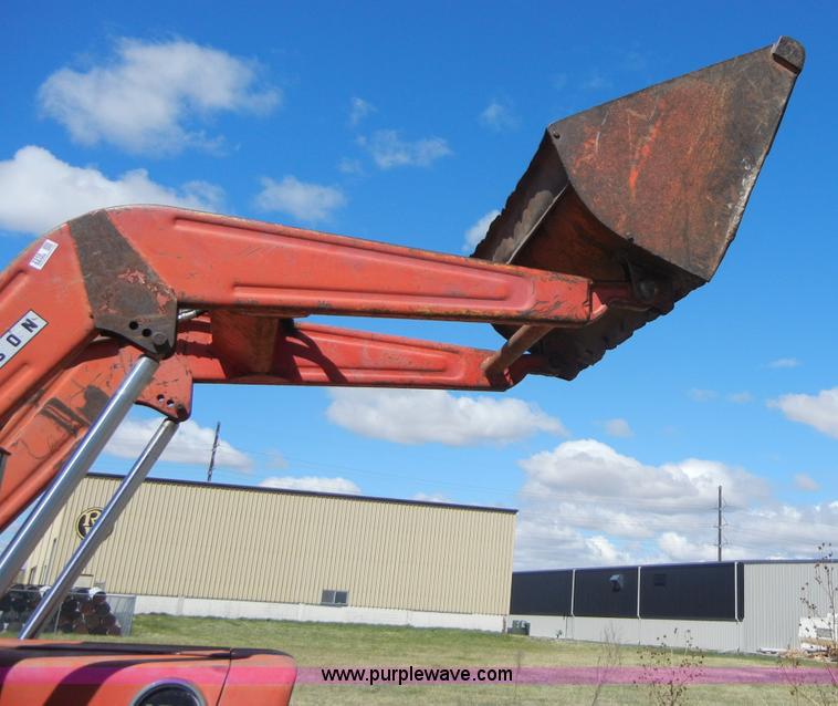 image for item 2318 1972 Massey-Ferguson 165 tractor with loader