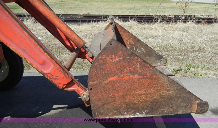 image for item 2318 1972 Massey-Ferguson 165 tractor with loader
