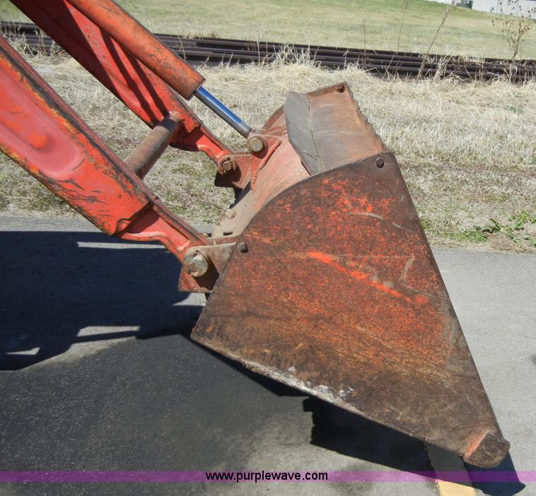 image for item 2318 1972 Massey-Ferguson 165 tractor with loader