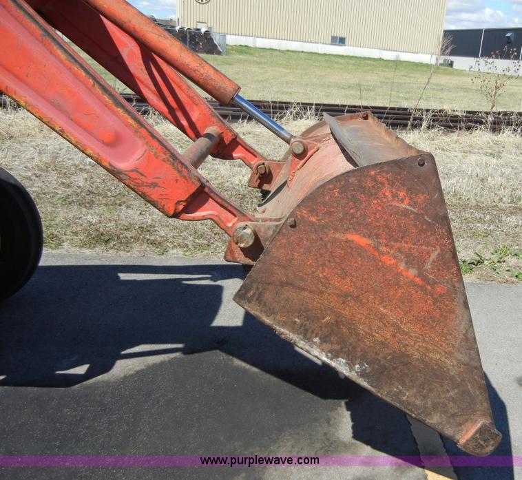 image for item 2318 1972 Massey-Ferguson 165 tractor with loader