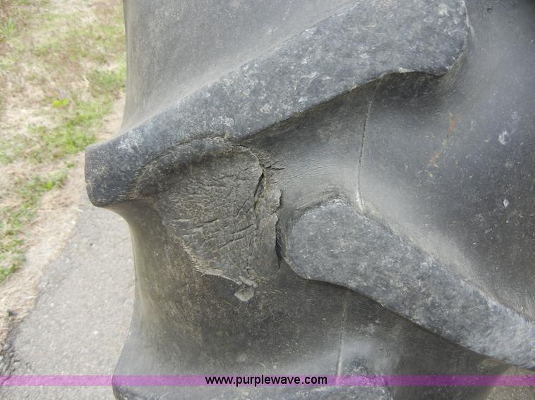 image for item 2318 1972 Massey-Ferguson 165 tractor with loader