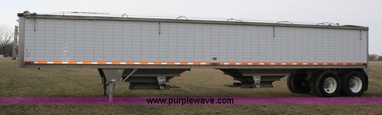 image for item 5007 1995 Wilson Pacesetter DWH400 grain trailer