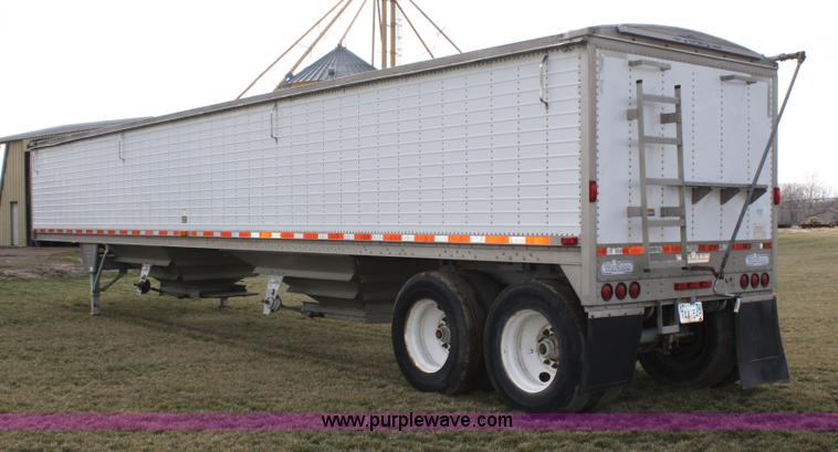 image for item 5007 1995 Wilson Pacesetter DWH400 grain trailer