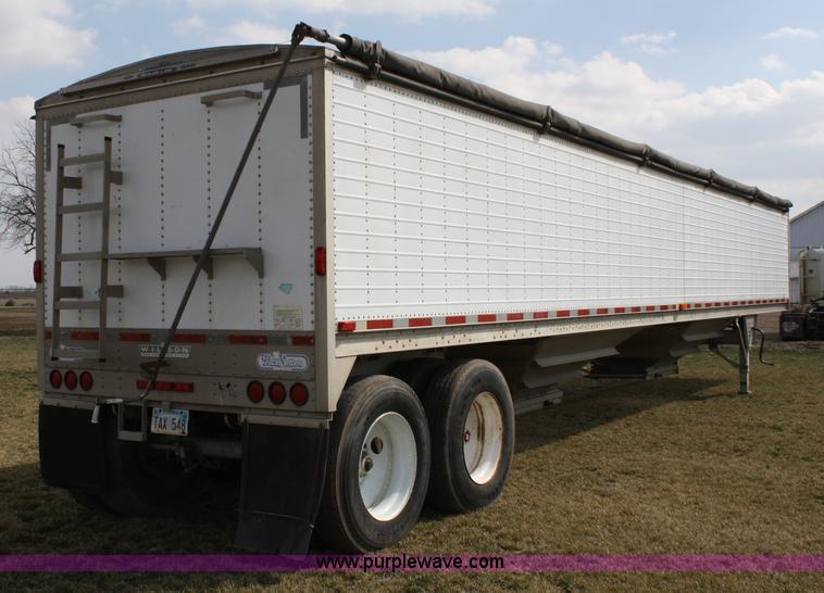 image for item 5007 1995 Wilson Pacesetter DWH400 grain trailer