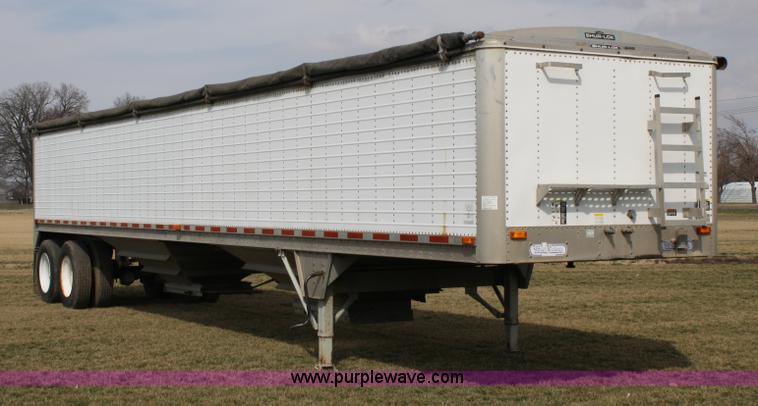 image for item 5007 1995 Wilson Pacesetter DWH400 grain trailer