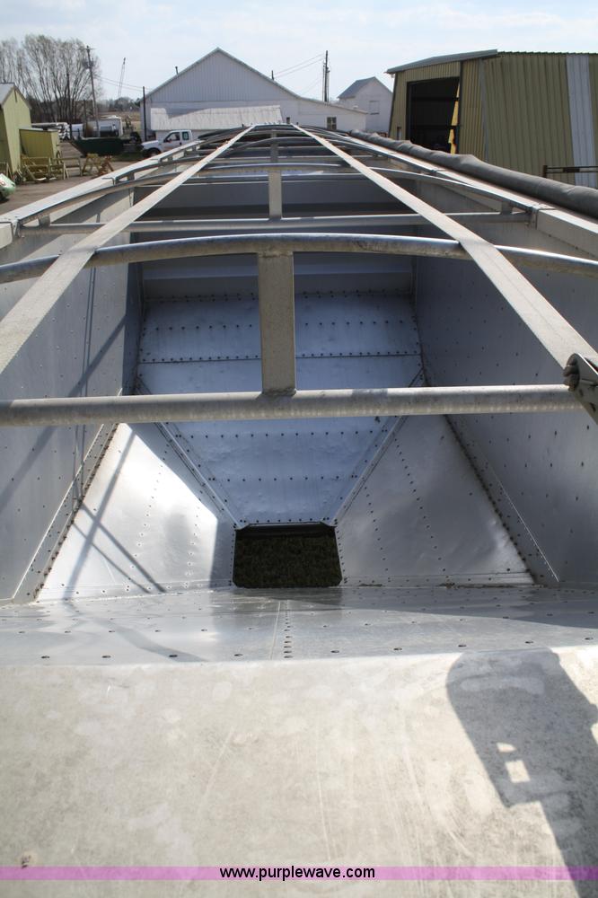 image for item 5007 1995 Wilson Pacesetter DWH400 grain trailer