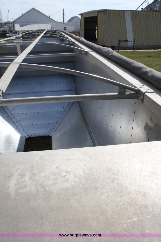 image for item 5007 1995 Wilson Pacesetter DWH400 grain trailer