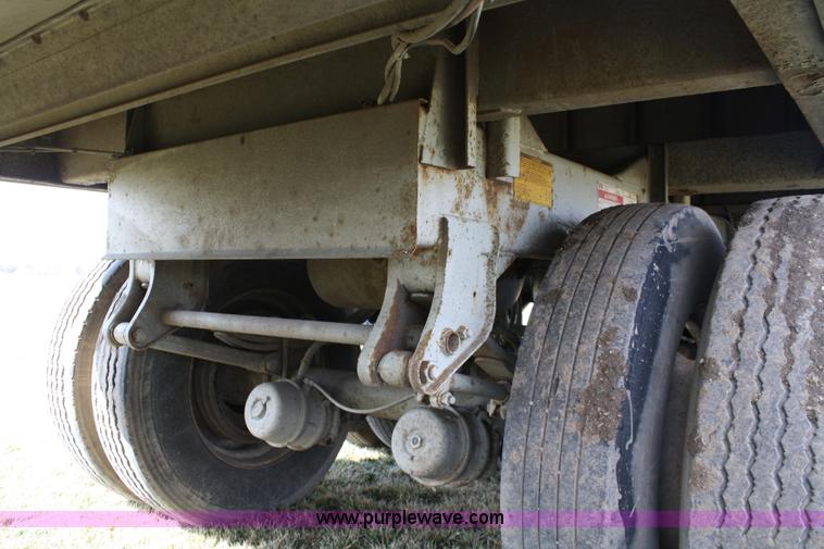 image for item 5007 1995 Wilson Pacesetter DWH400 grain trailer