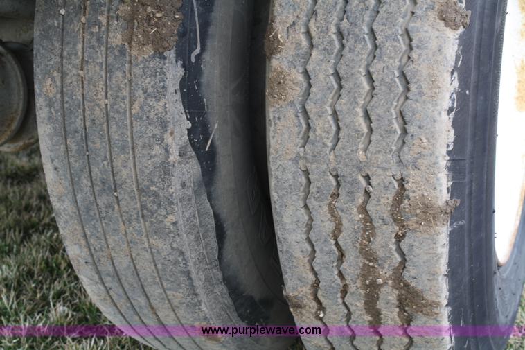 image for item 5007 1995 Wilson Pacesetter DWH400 grain trailer