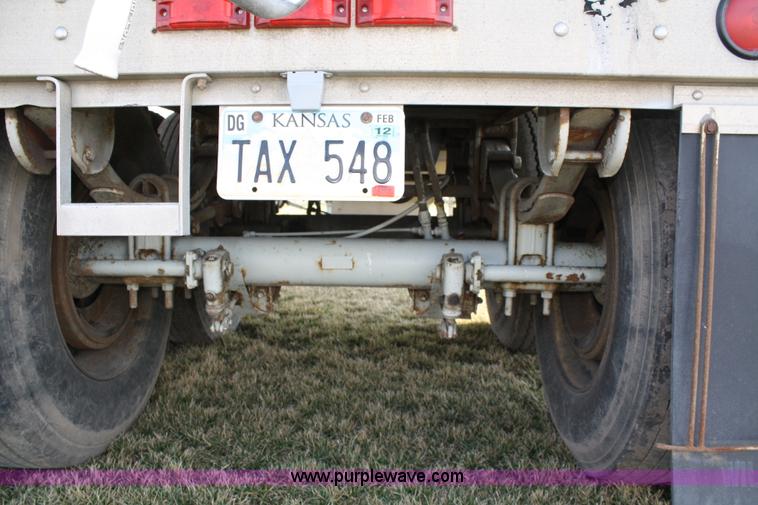 image for item 5007 1995 Wilson Pacesetter DWH400 grain trailer