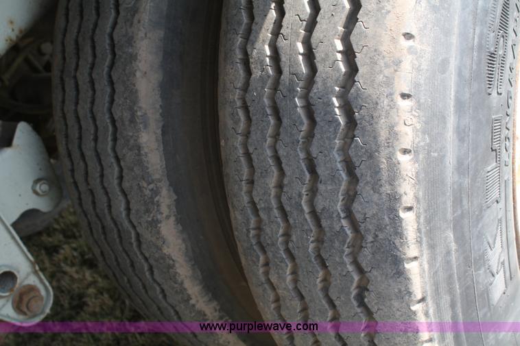 image for item 5007 1995 Wilson Pacesetter DWH400 grain trailer