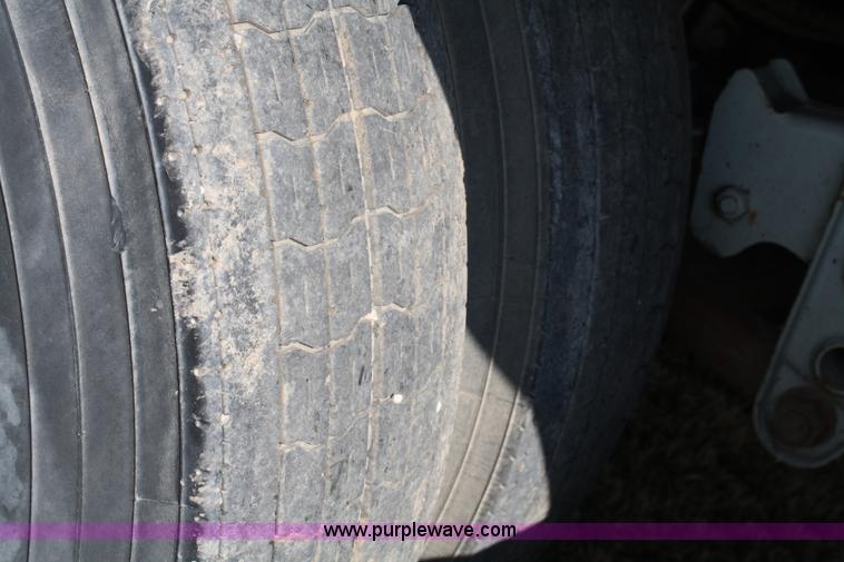 image for item 5007 1995 Wilson Pacesetter DWH400 grain trailer