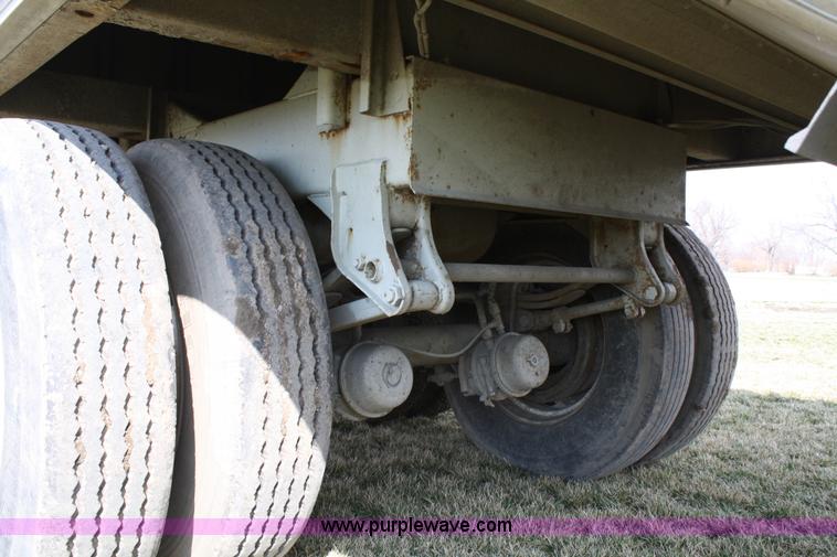 image for item 5007 1995 Wilson Pacesetter DWH400 grain trailer