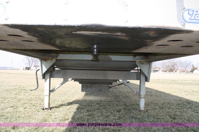 image for item 5007 1995 Wilson Pacesetter DWH400 grain trailer