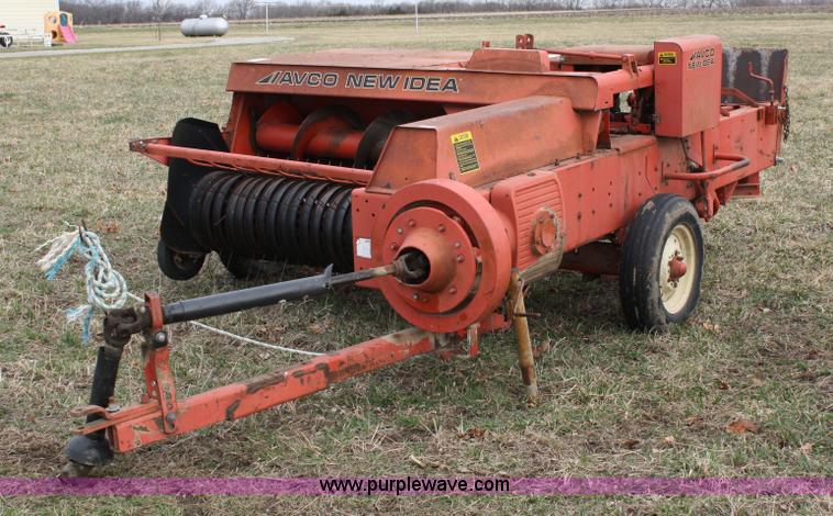 image for item 5022 Avco New Idea 555 square baler