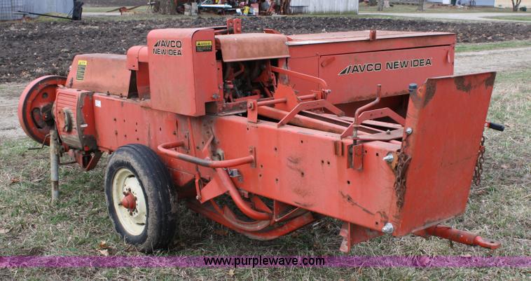 image for item 5022 Avco New Idea 555 square baler