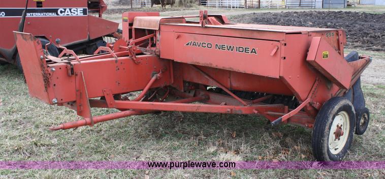 image for item 5022 Avco New Idea 555 square baler