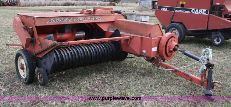 image for item 5022 Avco New Idea 555 square baler