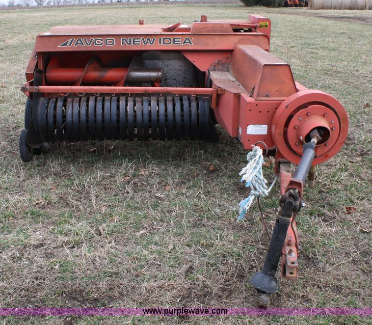 image for item 5022 Avco New Idea 555 square baler