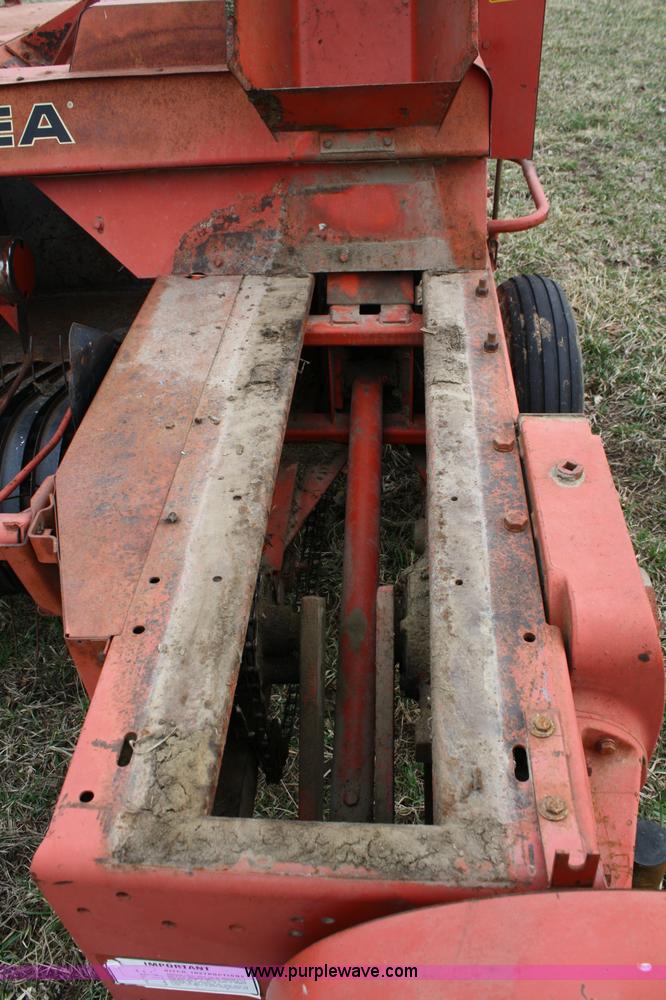 image for item 5022 Avco New Idea 555 square baler